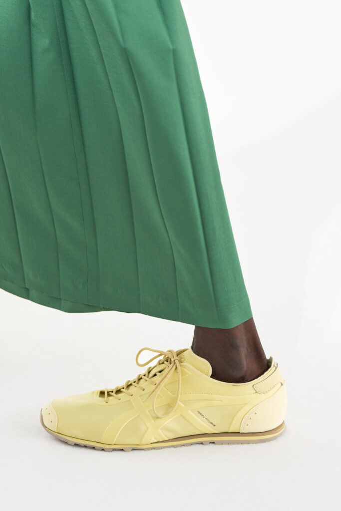 In Praise of Bamboo Shadows : Issey Miyake Men et le vêtement comme philosophie 65 ISSEY MIYAKE FOOT Tender Yellow Sand Taupe 02 2X3 1