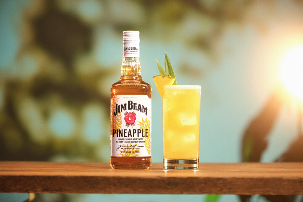 Jim Beam Pineapple, quand le bourbon s’ouvre à une nouvelle grammaire aromatique 26 JB Pineapple PR Select Bottle Serve