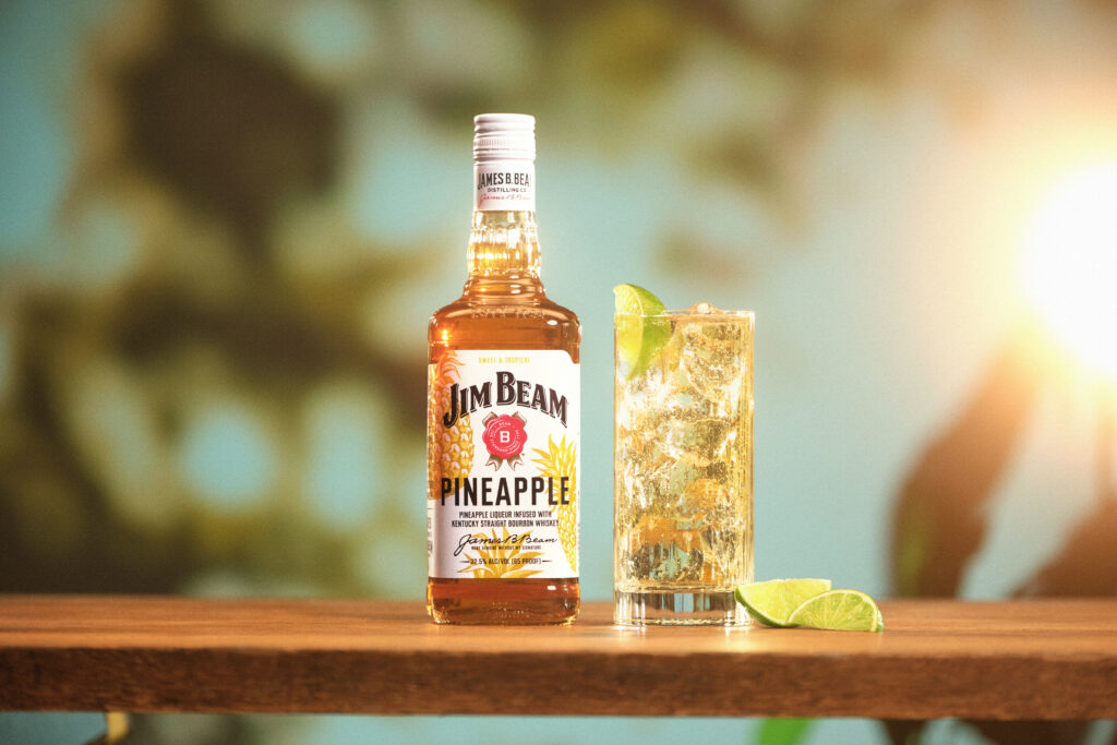 Jim Beam Pineapple, quand le bourbon s’ouvre à une nouvelle grammaire aromatique 25 JB Pineapple PR Select Bottle Serve 3