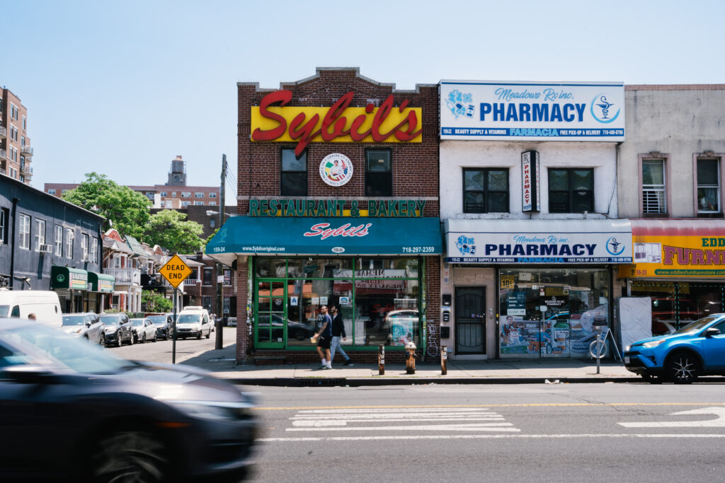 Queens, le borough où New York recompose son récit 42 Jamaica Queens Sybils Bakery NYC Photo Paola Chapdelaine