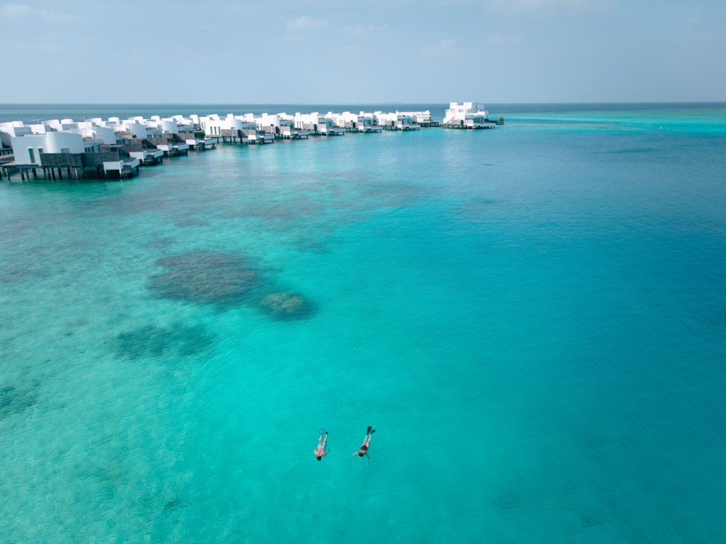 Jumeirah Olhahali Island : l'été maldivien comme art de la rencontre 26 Jumeirah Olhahali Island Aerial Snorkelling
