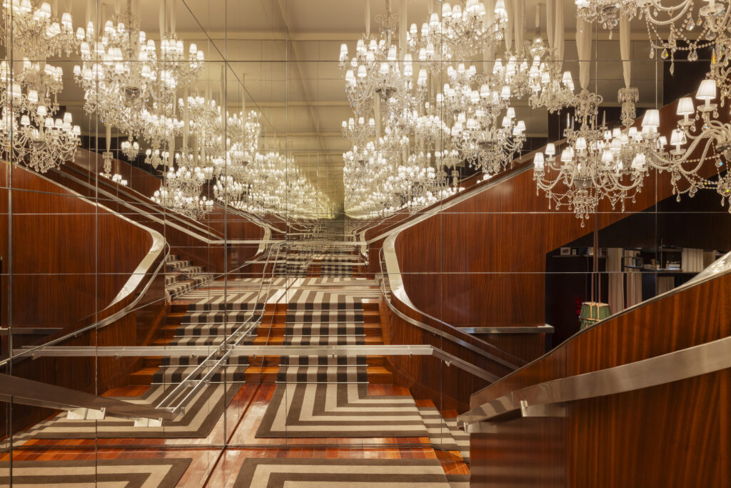 Au Royal Monceau, la récompense de la durée 38 Le Royal Monceau Raffles Paris Escaliers dhonneur 1 @Vincent Leroux