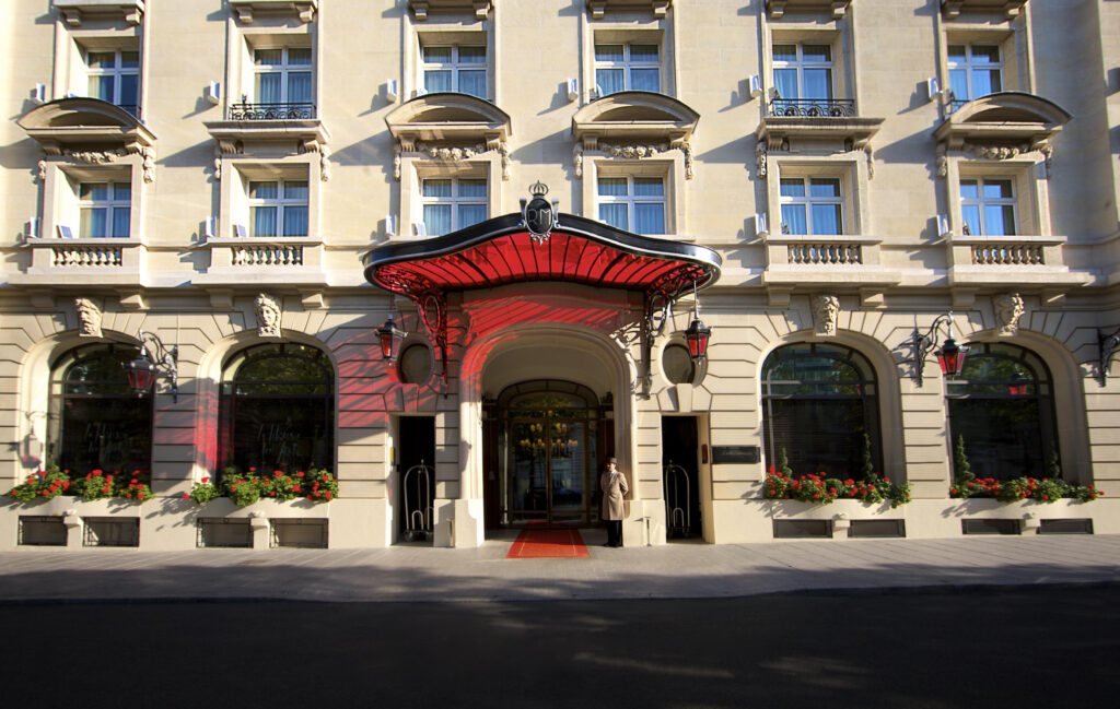 Au Royal Monceau, la récompense de la durée 41 Le Royal Monceau Raffles Paris Facade 1