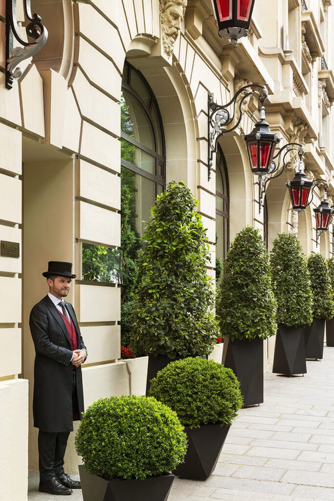 Au Royal Monceau, la récompense de la durée 45 Le Royal Monceau Raffles Paris Facade Voiturier @Vincent Leroux Web