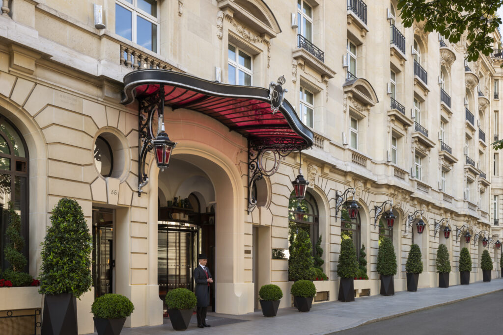 Au Royal Monceau, la récompense de la durée 44 Le Royal Monceau Raffles Paris Facade side H @Vincent Leroux