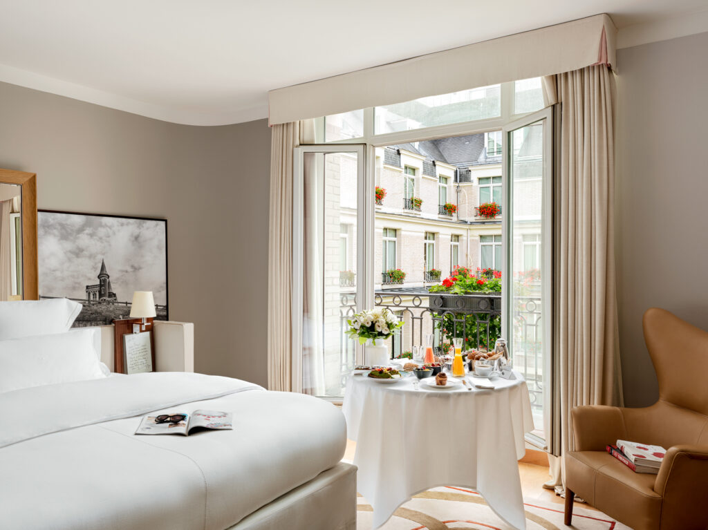 Au Royal Monceau, la récompense de la durée 54 Le Royal Monceau Raffles Paris Gallery Suite @Stephan Julliard 1