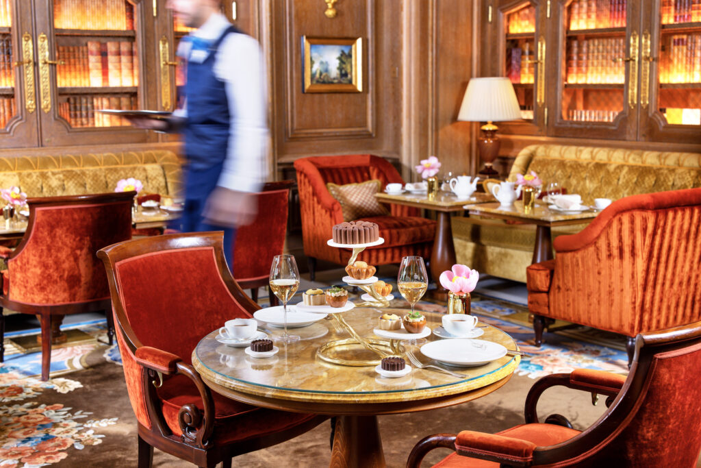 Au Salon Proust, le Ritz Paris réécrit l’heure du thé 30 Le Tea Time a la Francaise dOlivier Laine au Ritz Paris sous EMBARGO jusquau 12 aout 2026 ©Emanuela Cino 7