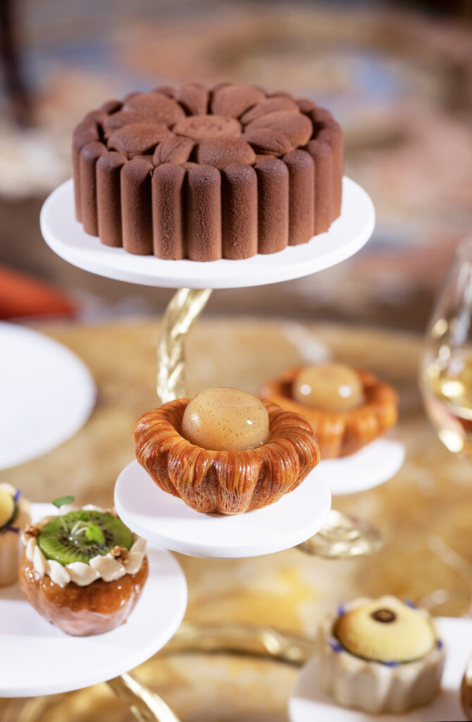 Au Salon Proust, le Ritz Paris réécrit l’heure du thé 29 Le Tea Time a la Francaise dOlivier Laine au Ritz Paris sous EMBARGO jusquau 12 aout 2026 ©Emanuela Cino 8