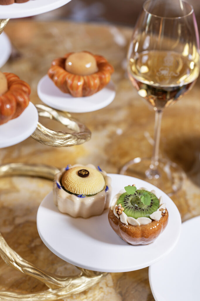 Au Salon Proust, le Ritz Paris réécrit l’heure du thé 28 Le Tea Time a la Francaise dOlivier Laine au Ritz Paris sous EMBARGO jusquau 12 aout 2026 ©Emanuela Cino 9