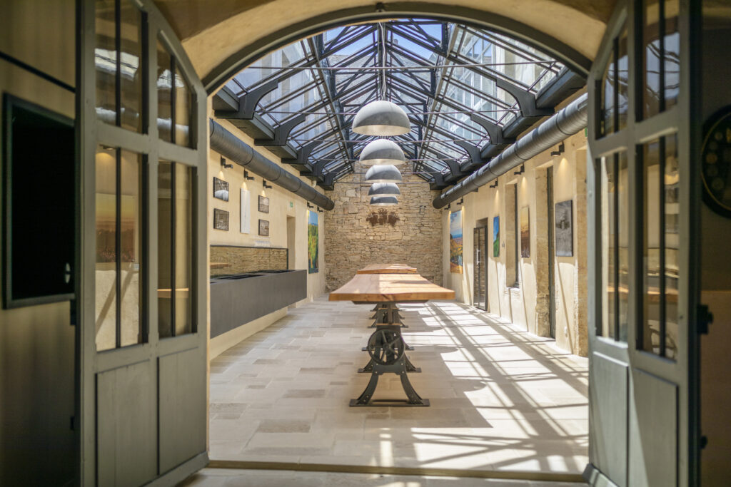 À Beaune, Maison Champy vinifie dans des caves du XVe siècle et sert à table dans une ancienne cuve de macération 39 Maison Champy verriere