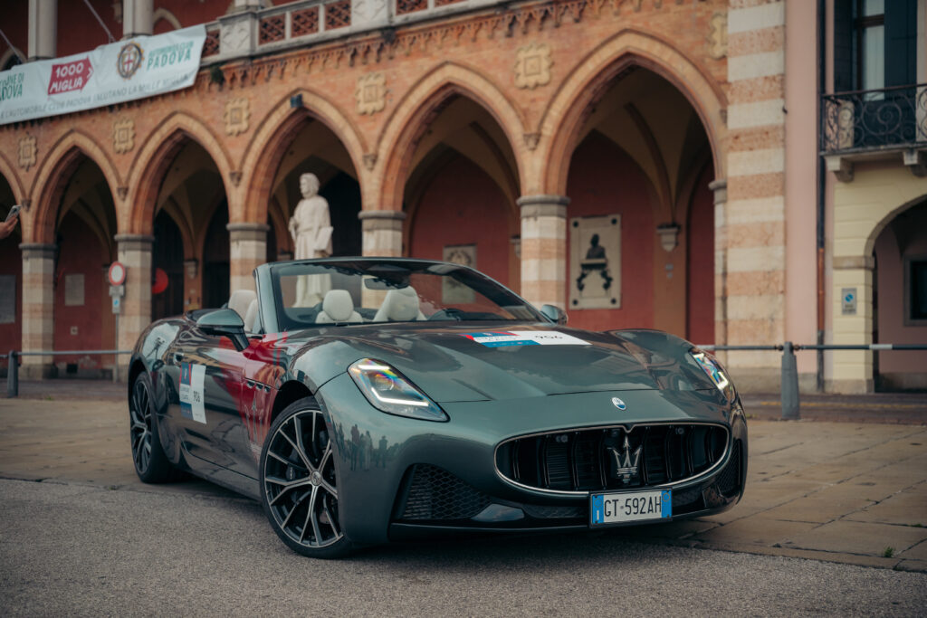 Maserati aux 1000 Miglia 2026 : cent ans de Trident dans les virages de Brescia 62 Maserati GranCabrio@1000Miglia 2026