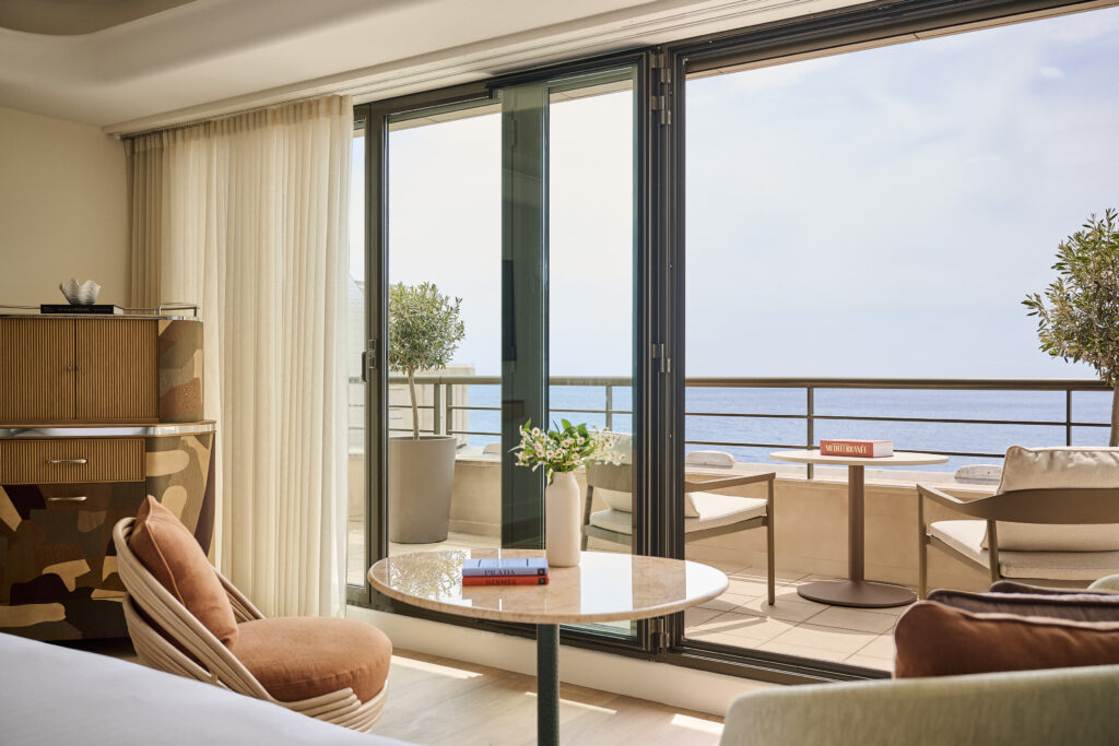 Hôtel Palais de la Méditerranée : le retour d’un manifeste Art Déco sur la Promenade des Anglais 27 NCEHR P0942 Deluxe King Bed Sea View Terrace Interior View CreditPhotos Hospitality Builders