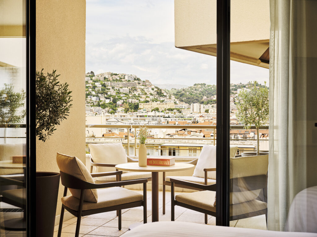 Hôtel Palais de la Méditerranée : le retour d’un manifeste Art Déco sur la Promenade des Anglais 28 NCEHR P0955 Classic Suite Terrace View CreditPhotos Hospitality Builders