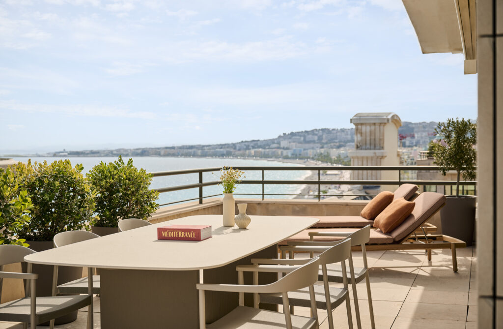 Hôtel Palais de la Méditerranée : le retour d’un manifeste Art Déco sur la Promenade des Anglais 30 NCEHR P0978 Panoramic Suite Terrace Dining CreditPhotos Hospitality Builders
