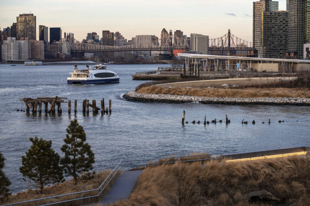 Queens, le borough où New York recompose son récit 46 NYC Ferry Hunters Point Long Island City Queens NYC Photo Julienne Schaer