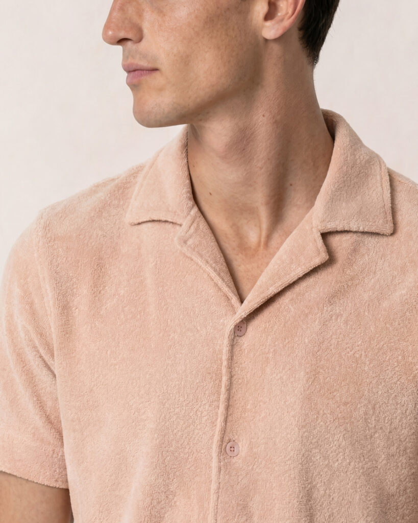 Orlebar Brown habille Bond dans le jeu vidéo : l'avatar comme premier client 28 ORLEBAR BROWN MAITAN SS TOWELLING JB FIRST LIGHT PINK SAND 282543 MODEL DETAIL OB 1
