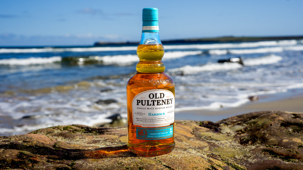 Old Pulteney ou l’idée qu’un whisky peut avoir une géographie 41 Old Pulteney Harbour bottle by the beach landscape