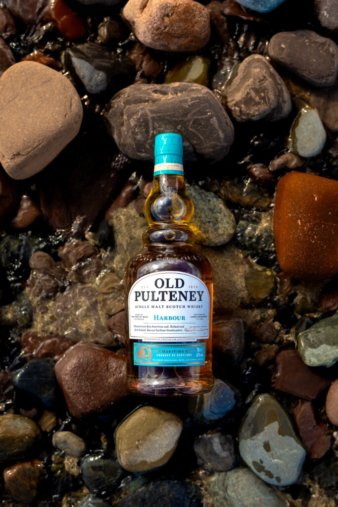 Old Pulteney ou l’idée qu’un whisky peut avoir une géographie 42 Old Pulteney Harbour bottle in sea on rocks