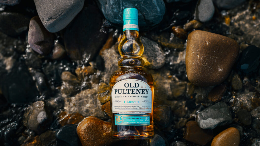 Old Pulteney ou l’idée qu’un whisky peut avoir une géographie 43 Old Pulteney Harbour bottle in the sea amongst rocks landscape