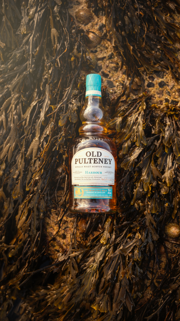 Old Pulteney ou l’idée qu’un whisky peut avoir une géographie 44 Old Pulteney Harbour bottle on seaweed