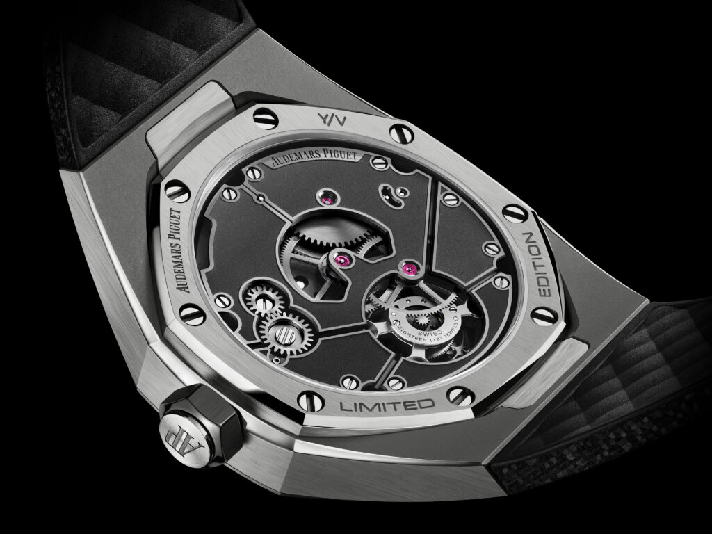 Audemars Piguet, Yoon et Verbal donnent une couleur pop au tourbillon 39 ROC 26643TI OO D002CA 01 backcase GP06 bracelet noir.DIGITAL