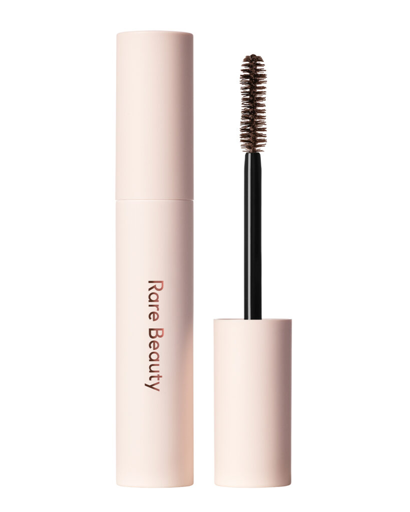 Rare Beauty, le regard en neutres essentiels 35 Rare Beauty Perfect Strokes VOLUMIZING MASCARA BROWN