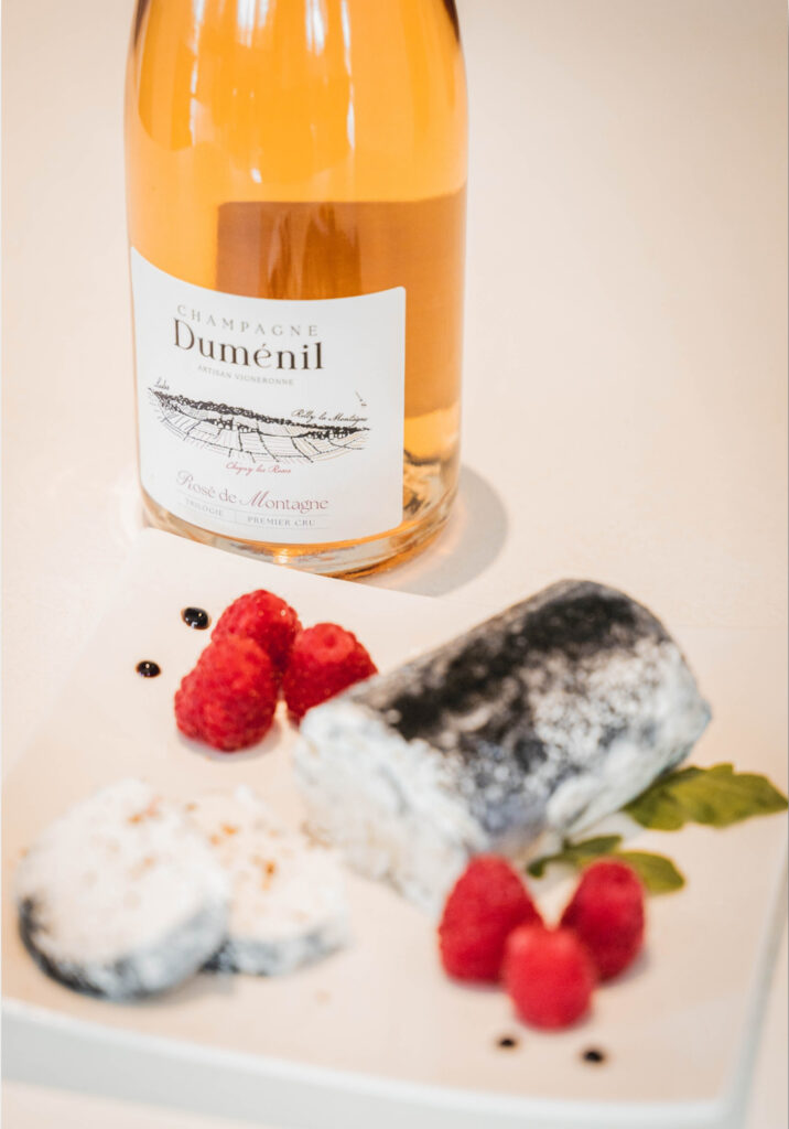 Champagne Duménil, Rosé de Montagne : l'assemblage comme discipline, l'exposition nord comme argument 25 Rose de Montagne Champagne DUMENIL 2026 Ambiance 1 Chevre frais