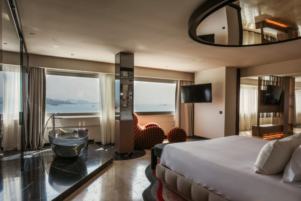 Ibiza: The Hotel as a Total Stage 31 TUIH Habitaciones Im on the top of the world 2 1
