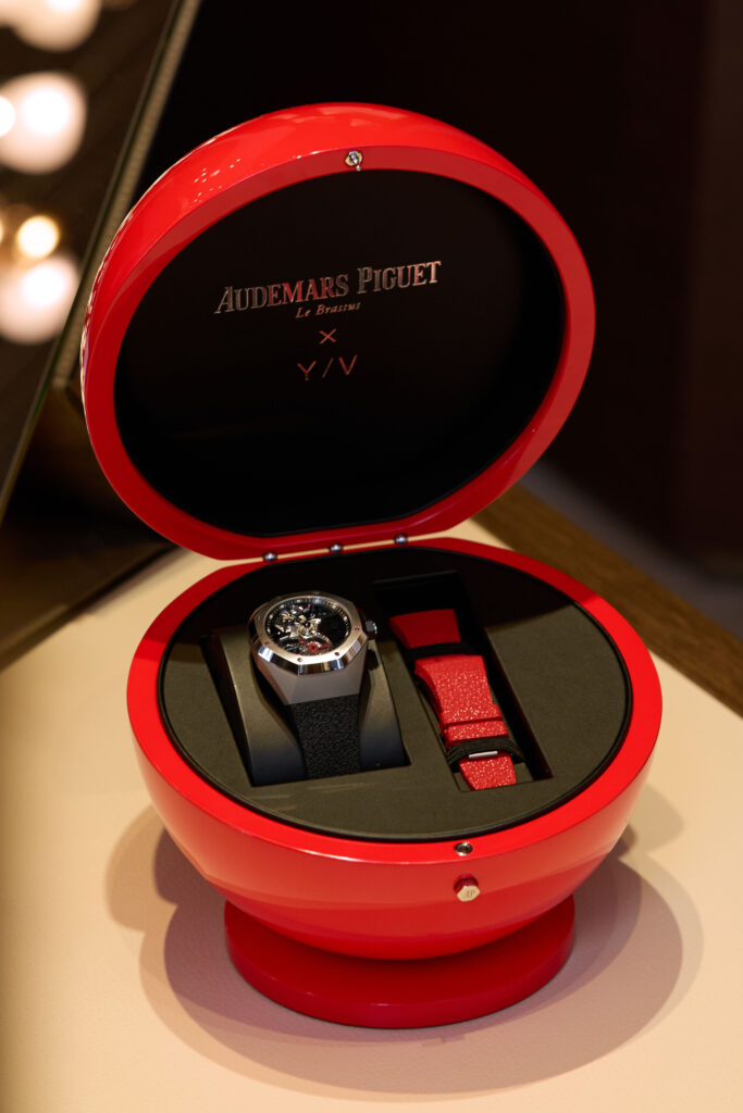 Audemars Piguet, Yoon et Verbal donnent une couleur pop au tourbillon 49 Watch Box 037A7164.DIGITAL
