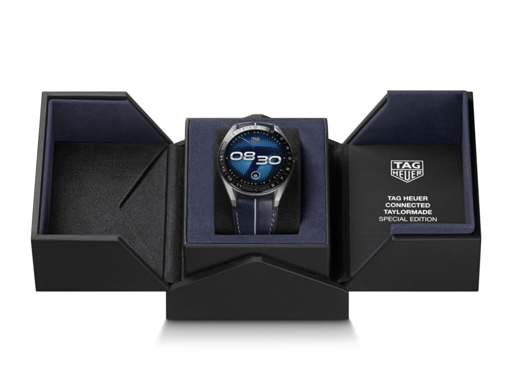 TAG Heuer Connected Calibre E5 × TaylorMade : la montre qui joue au golf avec vous 30 Web 2000px EB0413 PACKAGING OPEN SBT8A86.BT6369