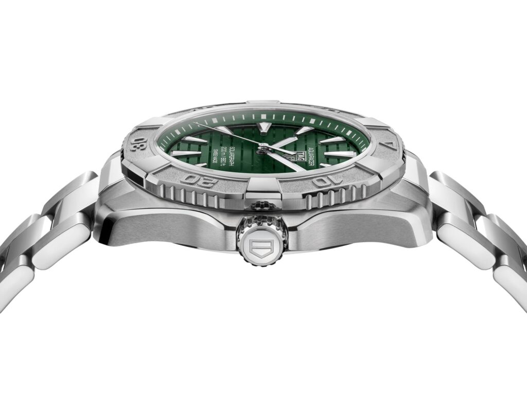 TAG Heuer Aquaracer, le solaire au service de l’aventure 163 Web 2000px WBP1118.BA0047 PROFILE