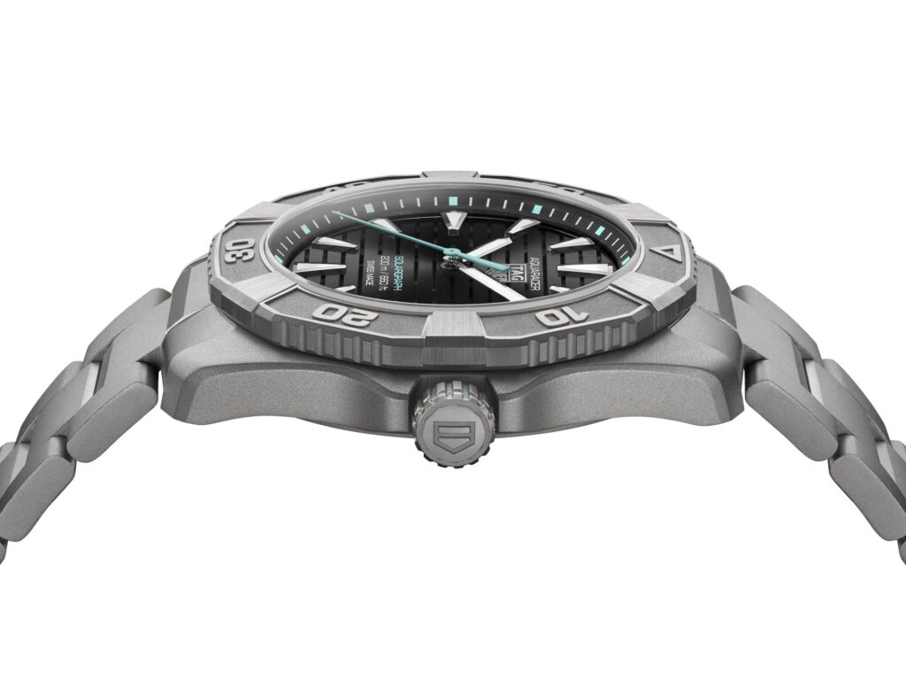 TAG Heuer Aquaracer, le solaire au service de l’aventure 173 Web 2000px WBP1184.BF0008 PROFILE