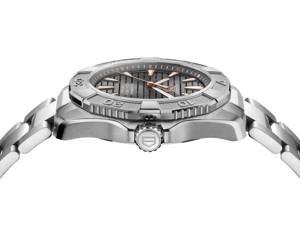 TAG Heuer Aquaracer, le solaire au service de l’aventure 181 Web 2000px WBP1190.BZ0003 PROFILE