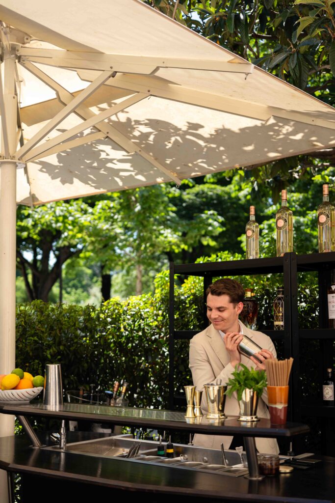 Le Lobster Club de La Réserve Paris : six manières d'habiter le homard bleu 25 la reserve paris lobster club barman geraldine martens 5190