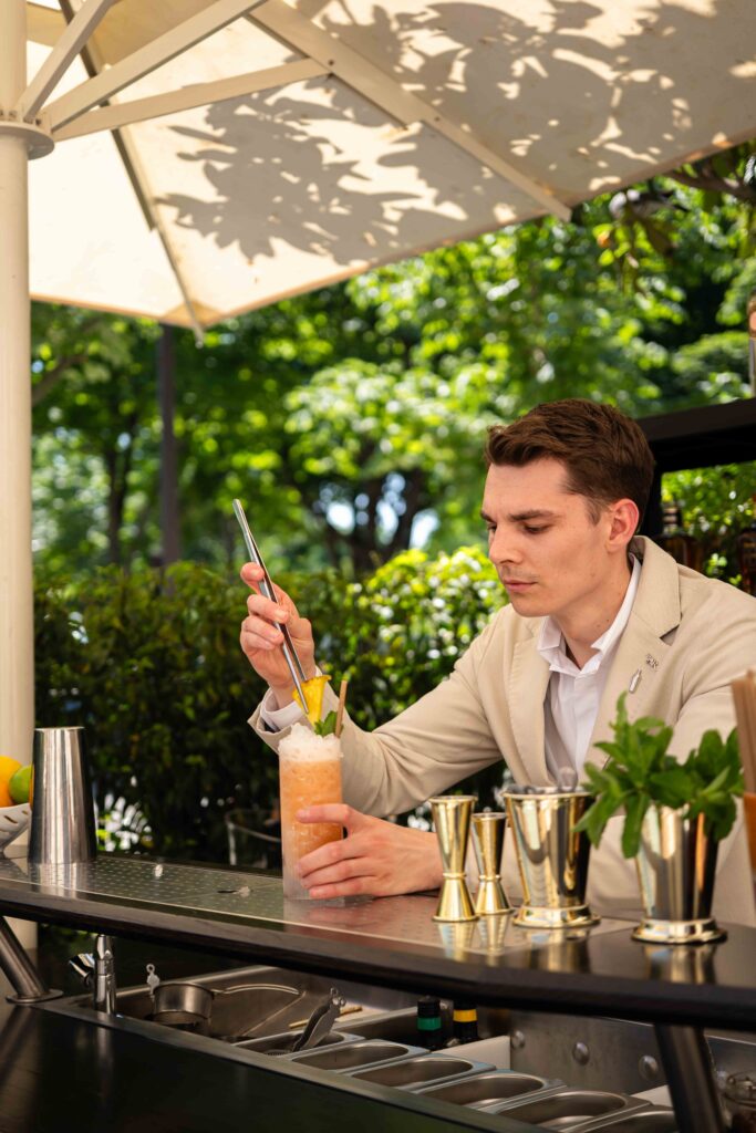 Le Lobster Club de La Réserve Paris : six manières d'habiter le homard bleu 26 la reserve paris lobster club barman geraldine martens 5220