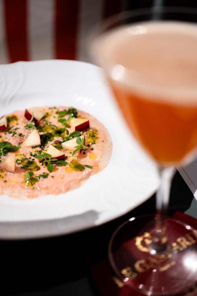 Le Lobster Club de La Réserve Paris : six manières d'habiter le homard bleu 27 la reserve paris lobster club blue lobster carpaccio geraldine martens 5365
