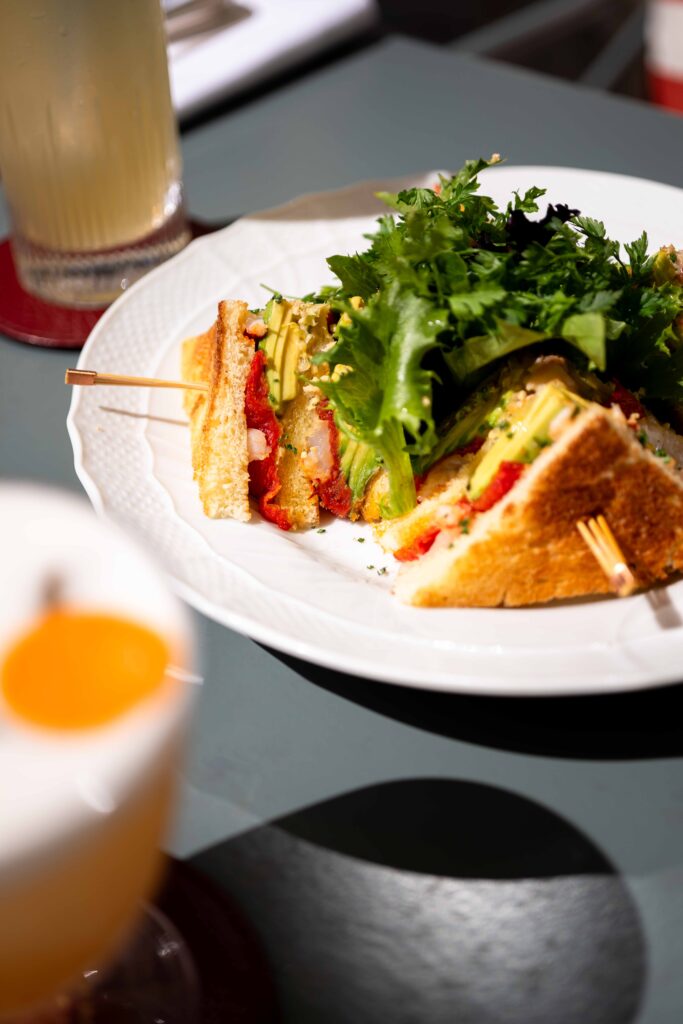 Le Lobster Club de La Réserve Paris : six manières d'habiter le homard bleu 28 la reserve paris lobster club blue lobster club sandwich geraldine martens 5583