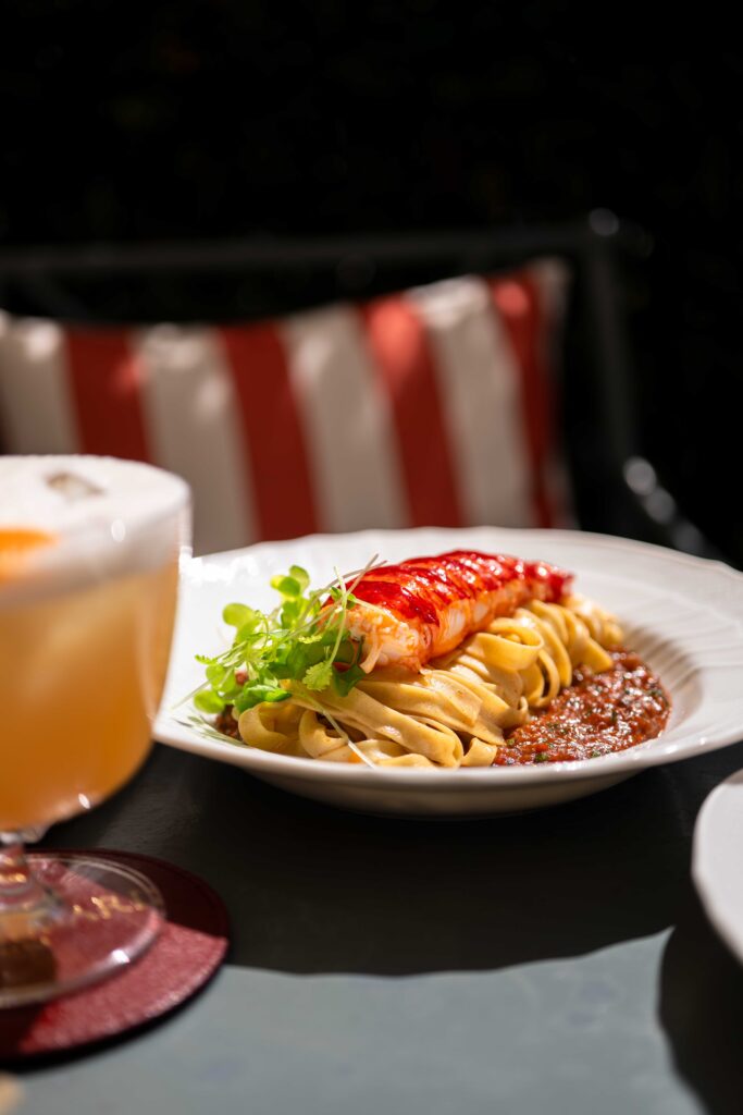Le Lobster Club de La Réserve Paris : six manières d'habiter le homard bleu 29 la reserve paris lobster club blue lobster pasta geraldine martens 5591