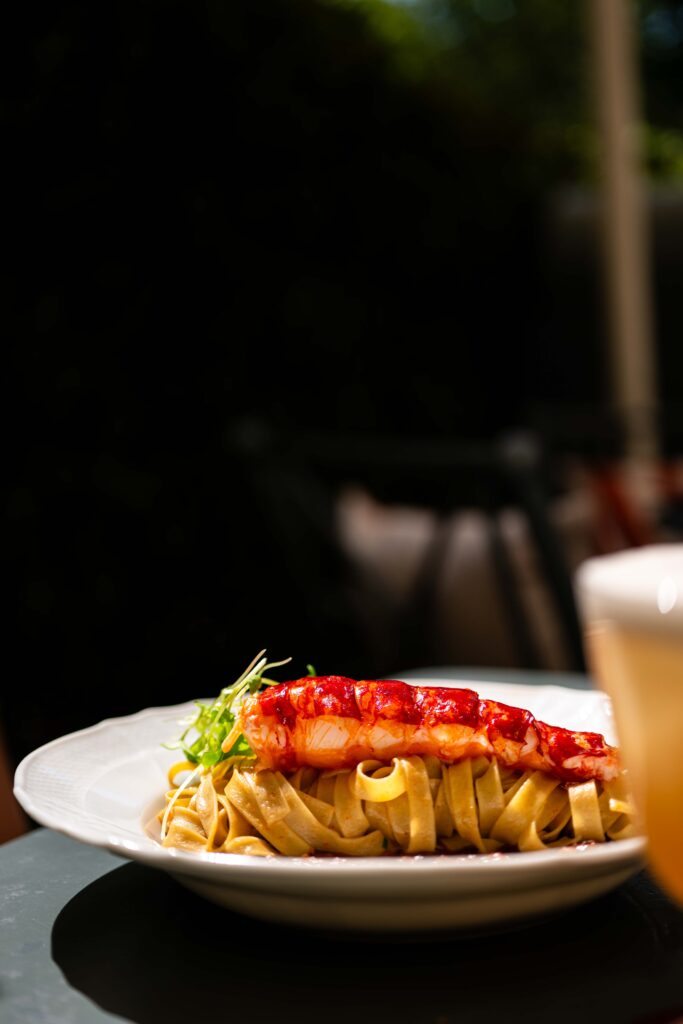 Le Lobster Club de La Réserve Paris : six manières d'habiter le homard bleu 30 la reserve paris lobster club blue lobster pasta geraldine martens 5607