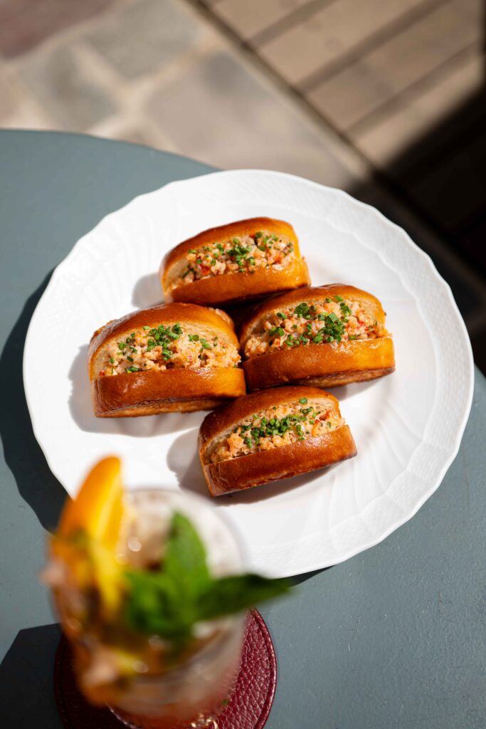 Le Lobster Club de La Réserve Paris : six manières d'habiter le homard bleu 40 la reserve paris lobster club lobster rolls geraldine martens 5345