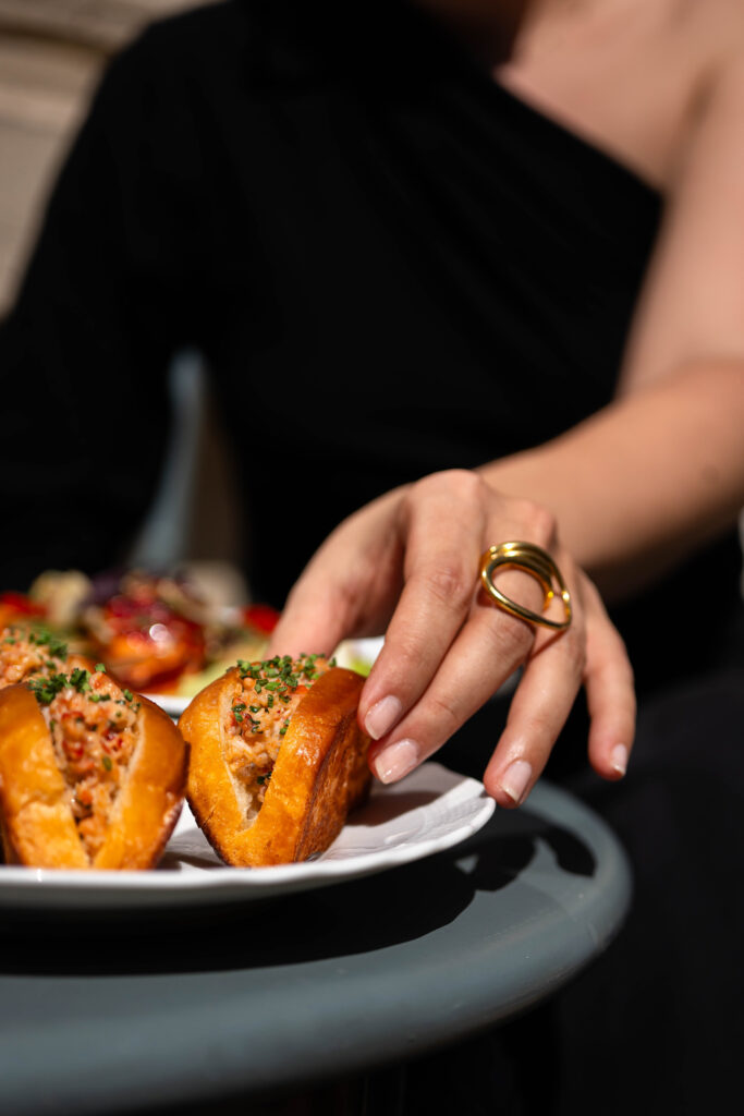 Le Lobster Club de La Réserve Paris : six manières d'habiter le homard bleu 41 la reserve paris lobster club lobster rolls geraldine martens 5427
