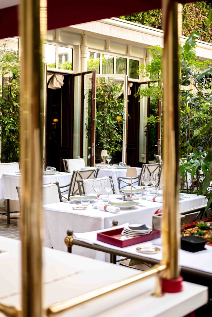 Le Lobster Club de La Réserve Paris : six manières d'habiter le homard bleu 43 la reserve paris patio decor geraldine martens 3985