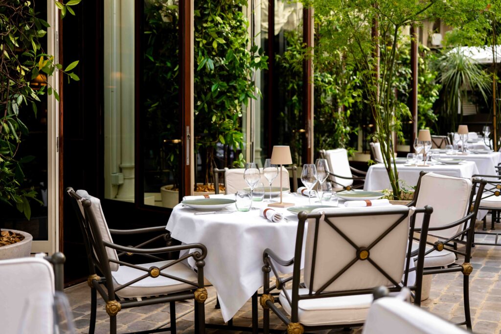 Le Lobster Club de La Réserve Paris : six manières d'habiter le homard bleu 44 la reserve paris patio decor geraldine martens 3996