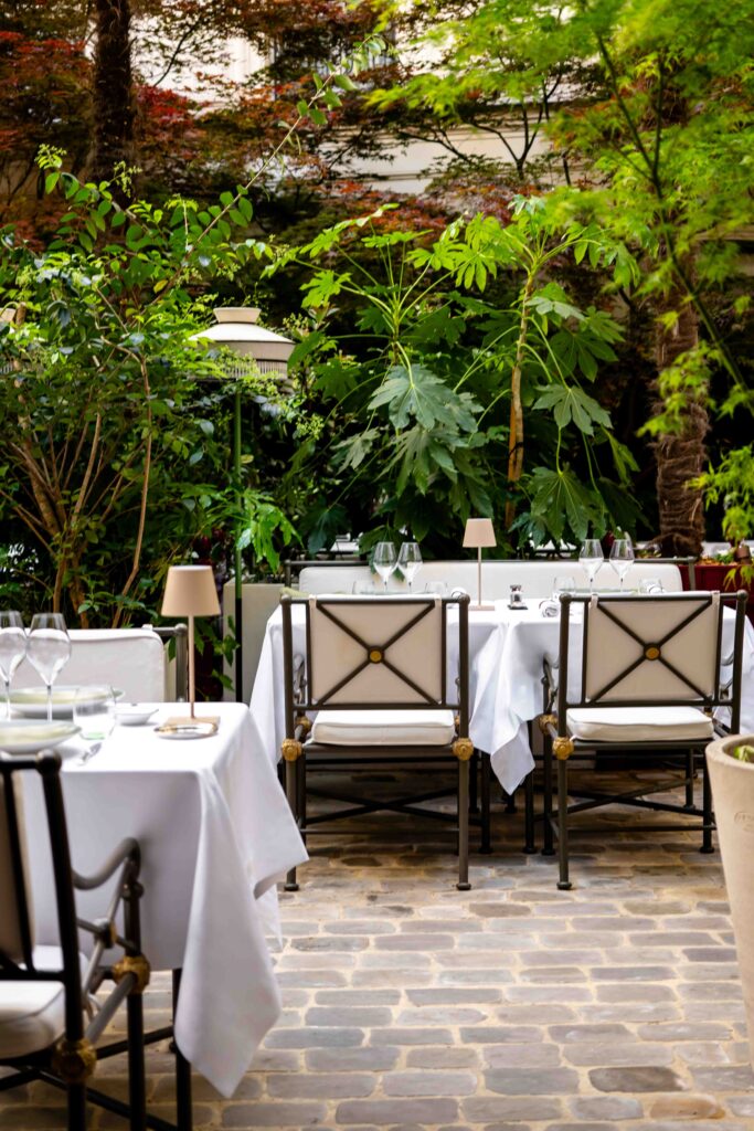Le Lobster Club de La Réserve Paris : six manières d'habiter le homard bleu 46 la reserve paris patio decor geraldine martens 4006