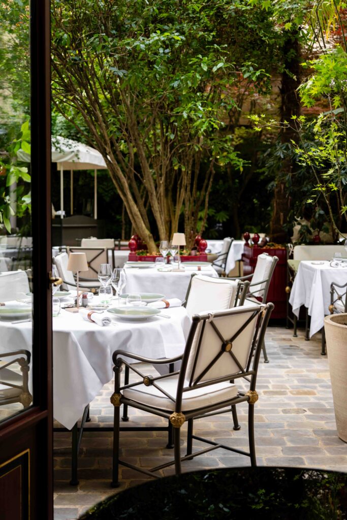 Le Lobster Club de La Réserve Paris : six manières d'habiter le homard bleu 47 la reserve paris patio decor geraldine martens 4022