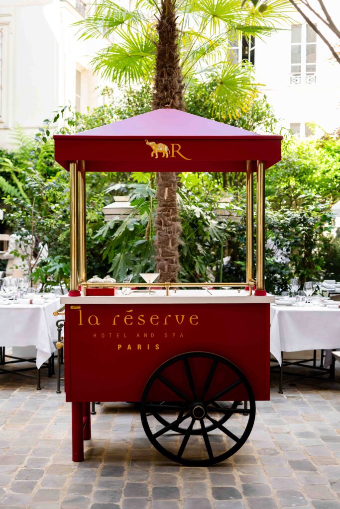 Le Lobster Club de La Réserve Paris : six manières d'habiter le homard bleu 48 la reserve paris patio ice cream chart geraldine martens 3993