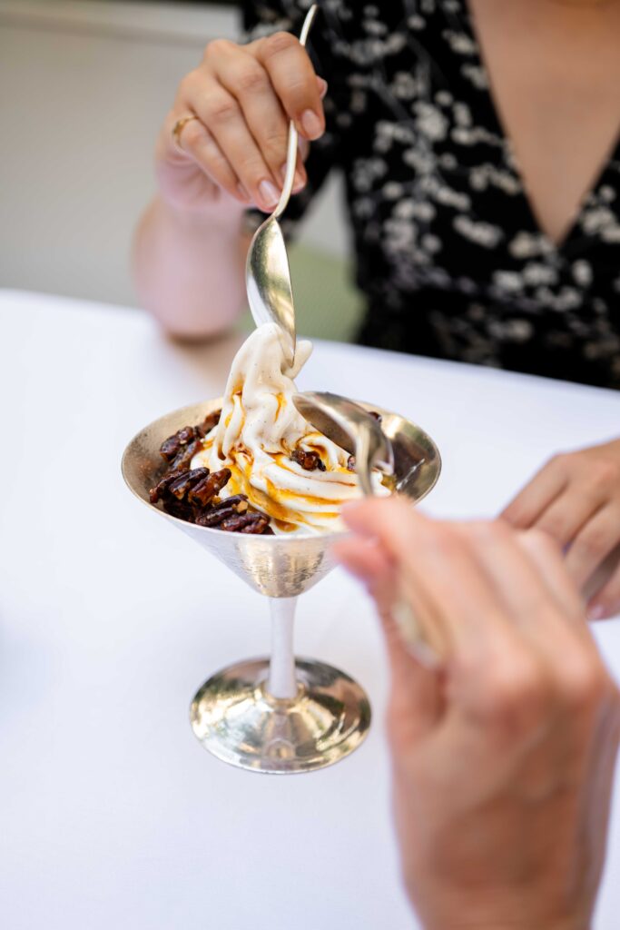 Le Lobster Club de La Réserve Paris : six manières d'habiter le homard bleu 54 la reserve paris patio icy treats signature sundae geraldine martens 5939