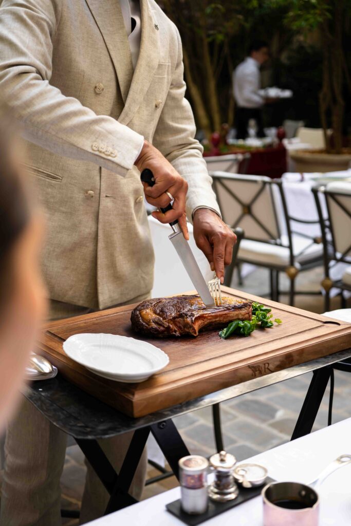 Le Lobster Club de La Réserve Paris : six manières d'habiter le homard bleu 57 la reserve paris patio signature dish angus ribeye steak geraldine martens 4272