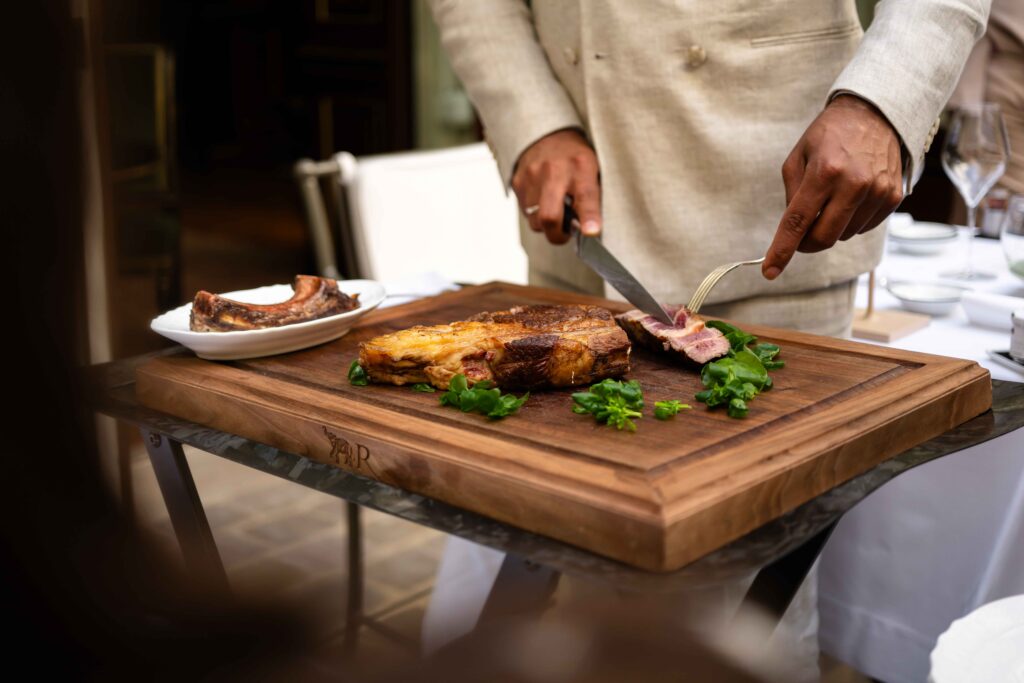 Le Lobster Club de La Réserve Paris : six manières d'habiter le homard bleu 58 la reserve paris patio signature dish angus ribeye steak geraldine martens 4284