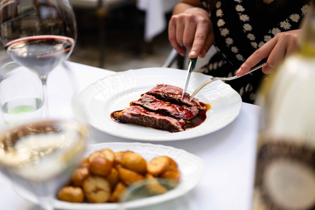 Le Lobster Club de La Réserve Paris : six manières d'habiter le homard bleu 59 la reserve paris patio signature dish angus ribeye steak geraldine martens 4322